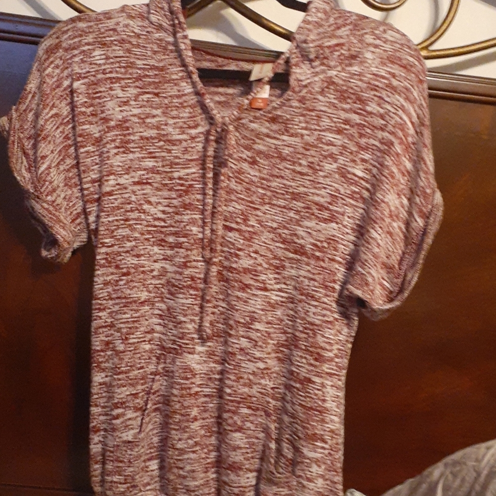 No boundries short sleeved hooded sweater sz M 7-9